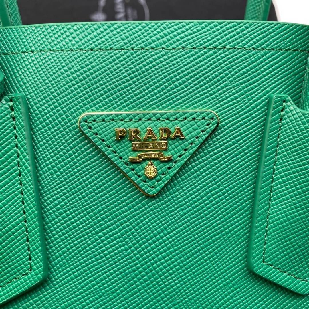 25cm Prada Small Saffiano Leather Double Bag / Prada Double Bag กระเป๋าสะพายพราด้า อีกหนึ่งรุ่นฮิต ให้พื้นที่จุของกว้างขวาง เป็น Tote Bag ใช้งานง่าย ได้ทุกที่ ทุกโอกาส ด้วยขนาดของกระเป๋าที่สามารถจุของได้หลากหลาย เป็นอีกรุ่นที่เหมาะสมสำหรับการเป็น Everyday