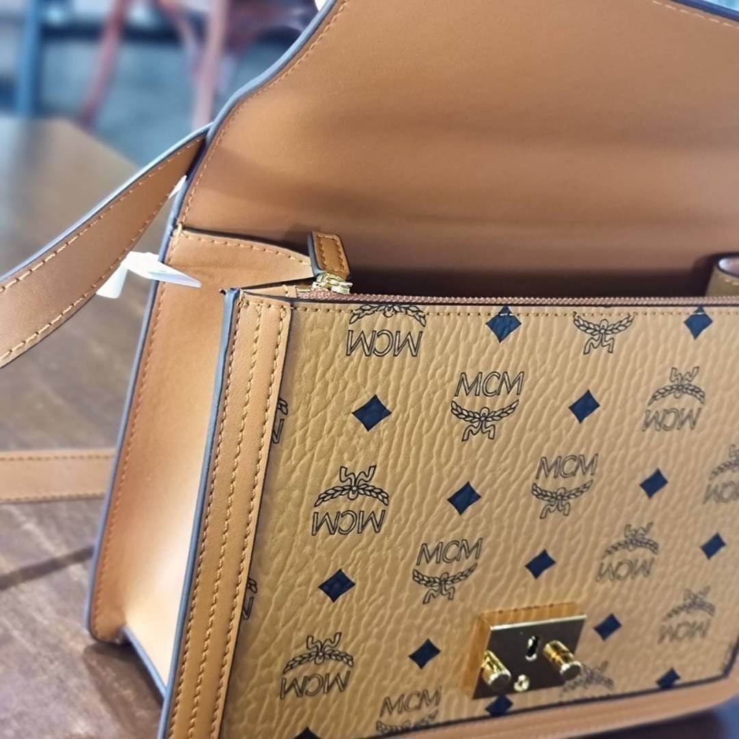 M.C.M TRACY SHOULDER BAG IN VISETOS คอลเลคชั่นเทรซี่ใหม่ล่าสุด 2021 กระเป๋าสะพายไหล่ ดีไซน์ยูนีคในลวดลาย visetos เอกลักษณ์ ใช้ได้ในทุกโอกาส รอบนี้ไซส์ใหญ่จุใจ ใส่ของได้รัวๆ วัสดุหนังแคนวาสคุณภาพดีสลับหนังแท้ เปิด-ปิดด้วยตัวกดล็อคแน่นหนา ภายในโล่งกว้าง มีช