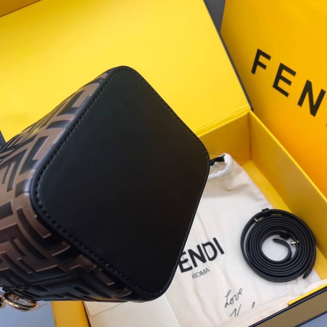 Ori Fendi MonTresor mini Bucket Bag 12cm กระเป๋าถือหรือสะพายข้าง วัสดุหนังแท้ทรงขนมจีบ ลายแบรนด์ อะไหล่ทองหรูหรา จุของได้เยอะ ตั้งอยู่ทรง ด้านในโล่ง มี2สาย สายสั้น+ยาว ถอดสายได้ Crossbody ได้ สายยาวปรับระดับได้ คุ้มสุดๆ ใบนี้ไม่ควรพลาดค่ะ ดาราเซเลปใช้กันเ