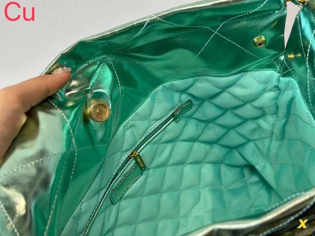 Chanel ss22 Logo CC shopping tote bag Metallics Color คอลสีใหม่เงางาม เข้าแล้วปังๆ หรูหรา สวยเลิศไปเลยค่า กระเป๋าทรงโท้ทที่มาแรงที่สุดในตอนนี้ก็คือรุ่นนี้เลย ใช้งานง่ายรุ่นนี้สามารถใช้ได้ทั้งผู้หญิงและผู้ชายน้า