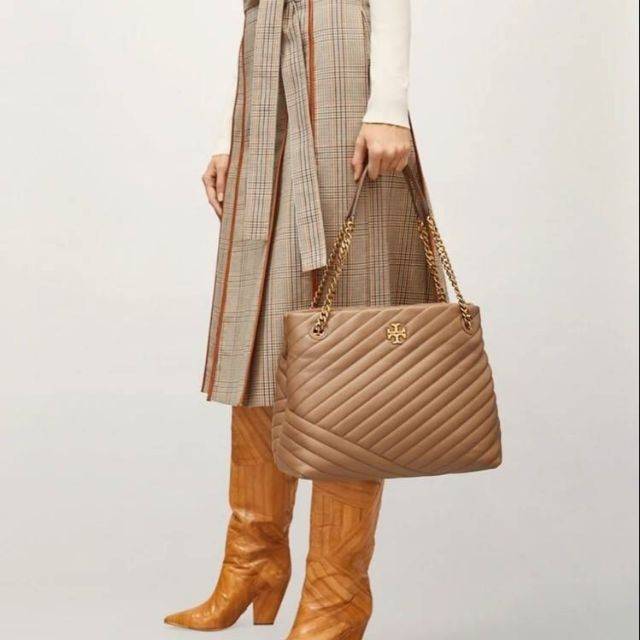 TORY BURCH KIRA CHEVRON TOTE กระเป๋าสะพายรุ่นที่ใครๆก็ต้องมี กับทรงโท้ทไซส์ใหญ่ ใช้ยังไงก็ดูหรู ดีไซน์เฉพาะตัว วัสดุหนังสัมผัสนิ่ม