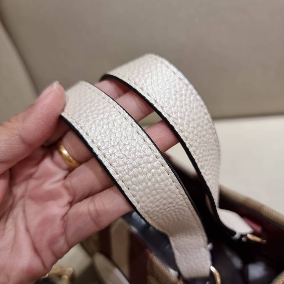 COACH C8406 DEMPSEY TOTE 22 IN SIGNATURE JACQUARD WITH STRIPE AND COACH PATCH คอลเลคชั่นใหม่ พร้อมส่งสีใหม่สุดปัง สวยคม ละมุนและมีความหรูในตัว กับกระเป๋าทรงโท้ท ไซส์กำลังสวย น่ารักน่าใช้ ฟังก์ชั่นการใช้งานสะดวกที่สุด มีทั้งสายคล้องในตัว และสายครอสบอดี้ วั