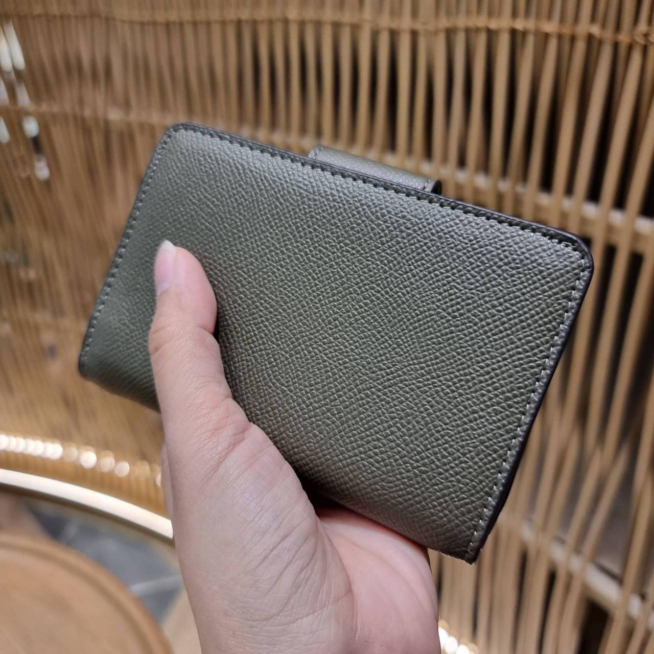 COACH 6390 MEDIUM CORNER ZIP WALLET เดอะเบสท์รุ่นที่สาวๆตามหา!! ดีไซน์ใหม่ สวยสะกด!! กระเป๋าสตางค์ใบกลาง สีคลาสสิค เรียบแต่แฝงความหรู บอกเลยว่ามันละมุนมาก!! ด้วยวัสดุหนัง crossgrain ที่ดูแลรักษาง่าย และยังดูผู้ดี ถือใช้แล้วขับผิวทุกสี ภายในมีช่องใส่บัตรแล