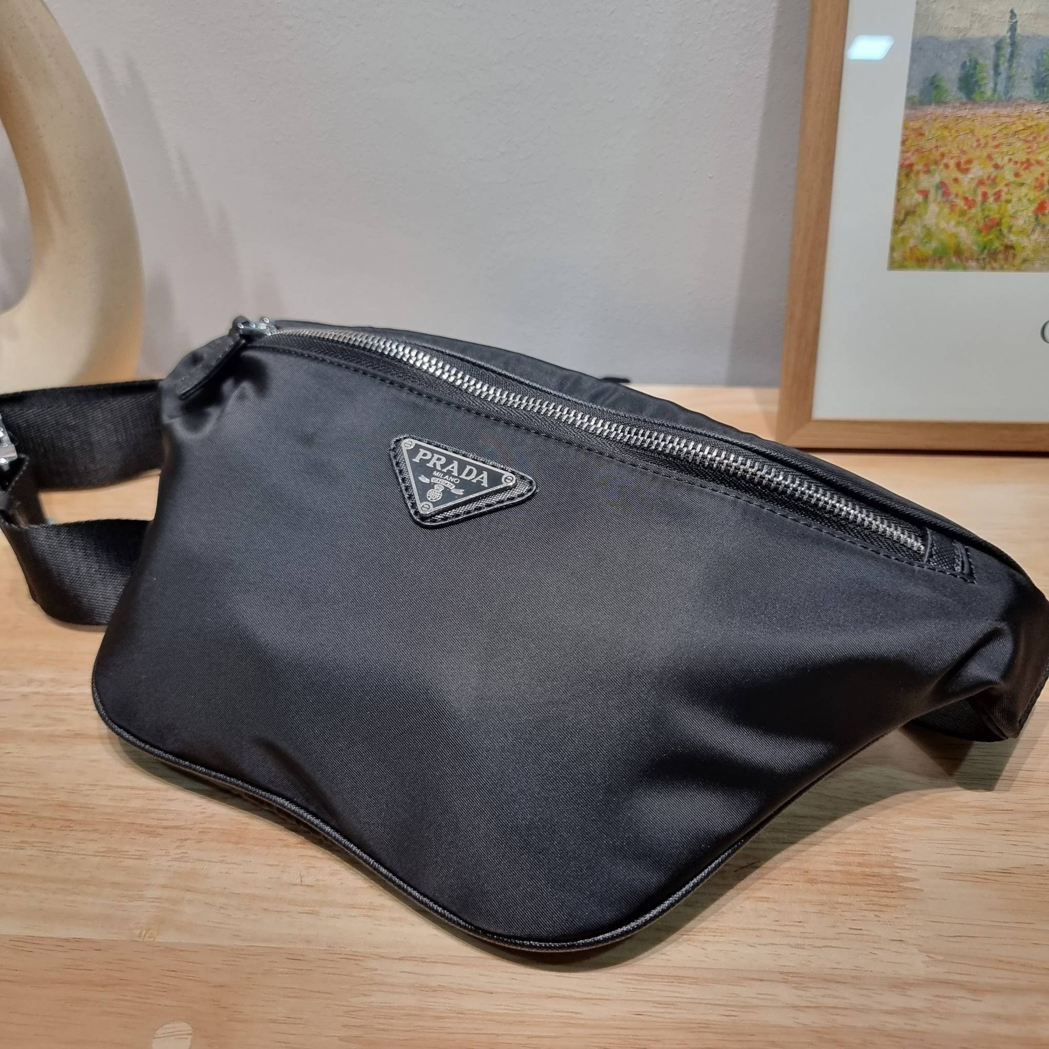 PRADA NYLON BUM BAG / PRADA Nylon Belt Bag กระเป๋าคาดอก รุ่นยอดฮิต ที่ใครๆก็ตามหา ด้วยดีไซน์คลาสสิค ใช้งานง่าย คล่องตัวสุดๆ เปิด-ปิดด้วยซิป ภายในโล่งกว้าง