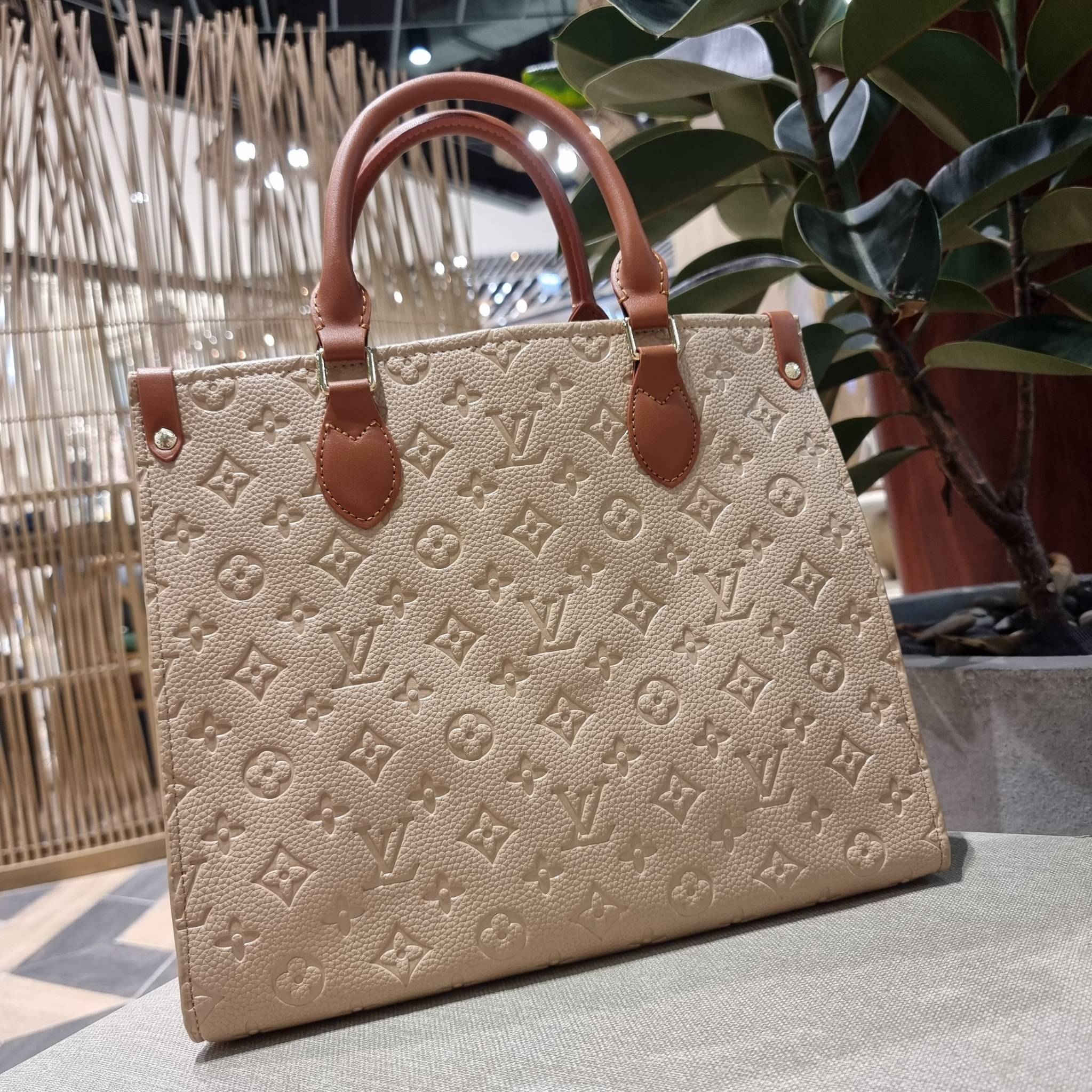LV crossbody tote bag / LV Shopping Bag ดีไซน์สวยคม สมราคา ดูแพงไปอีก ด้วยดีเทลลายของหนัง crossgrain กระเป๋าทรงโท้ทคลาสสิค ผู้ดียืนหนึ่ง โทนสีใช้งานง่าย แมทช์ได้ทุกลุค มาพร้อมหูจับในตัว แบบหูหิ้ว และหูยาวสำหรับสะพายไหล่ เก๋มาก ชิคมาก ภายในโล่งกว้างมาก มีอ
