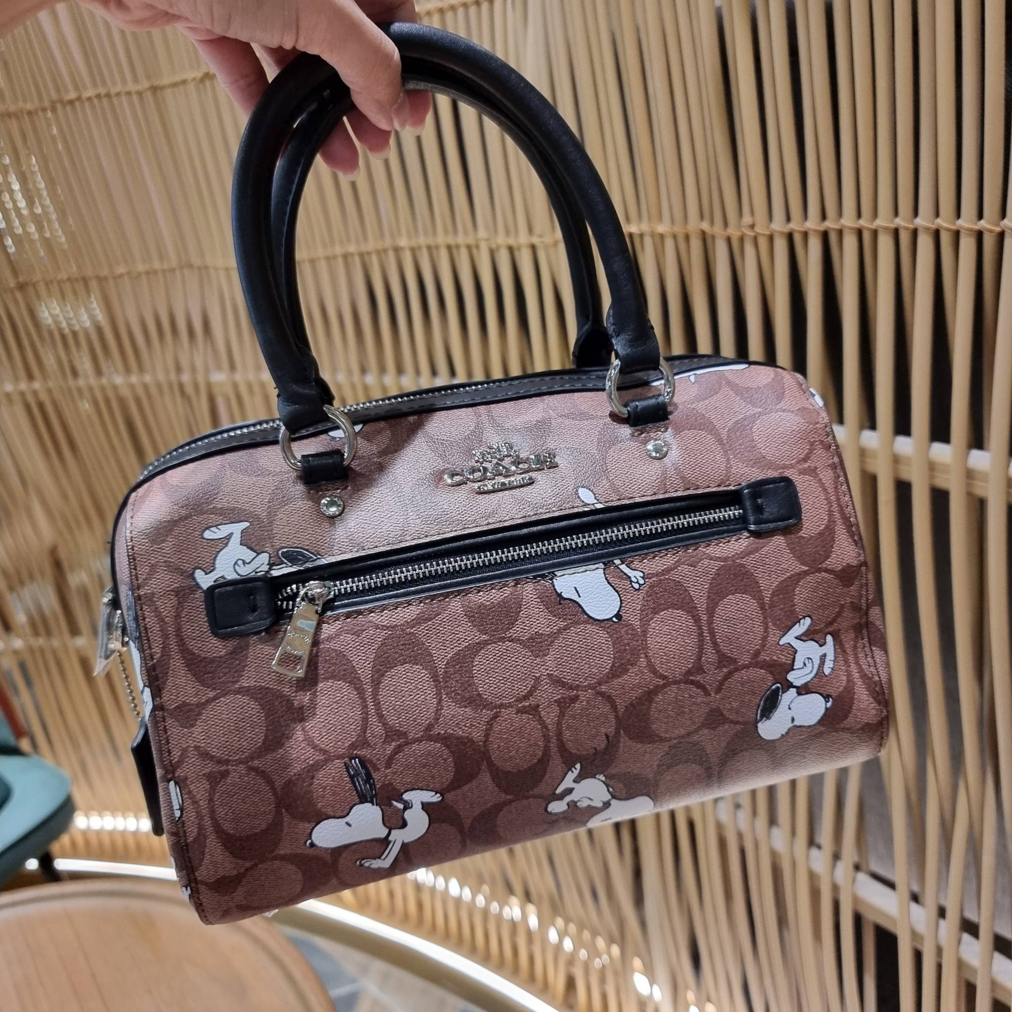 COACH C4118 COACH x PEANUTS ROWAN SATCHEL IN SIGNATURE CANVAS WITH SNOPPY PRINT สนูปพีที่สุดของคอลเลคชั่นแห่งความน่ารัก มาในดีไซน์ของกระเป๋าทรงหมอนยอดฮิต คลาสสิคใช้งานได้ไม่มีเบื่อ รอบนี้มาให้พร้อมสายสะพาย crossbody แบบสปอร์ต ทำให้ใช้งานได้อย่างกระฉับกระเ