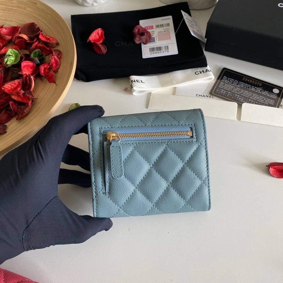 หนังแท้ Chanel Classic small wallet caviar 3 พับ พร้อมส่งที่ไทย รุ่นยอดนิยมไอเท็มฮิตวัสดุหนังแท้คาเวียร์สวยคลาสสิคเปิดปิดด้วยฝาปิดกระดุมด้านหน้ามีโลโก้แบรนด์อะไหล่ทองสวยหรูดูดี ตัวจริงสวยน่าใช้ Chanel mini นาทีนี้กำลัง in สุดๆ ภาพสินค้าถ่ายจากงานขายจริง ใ