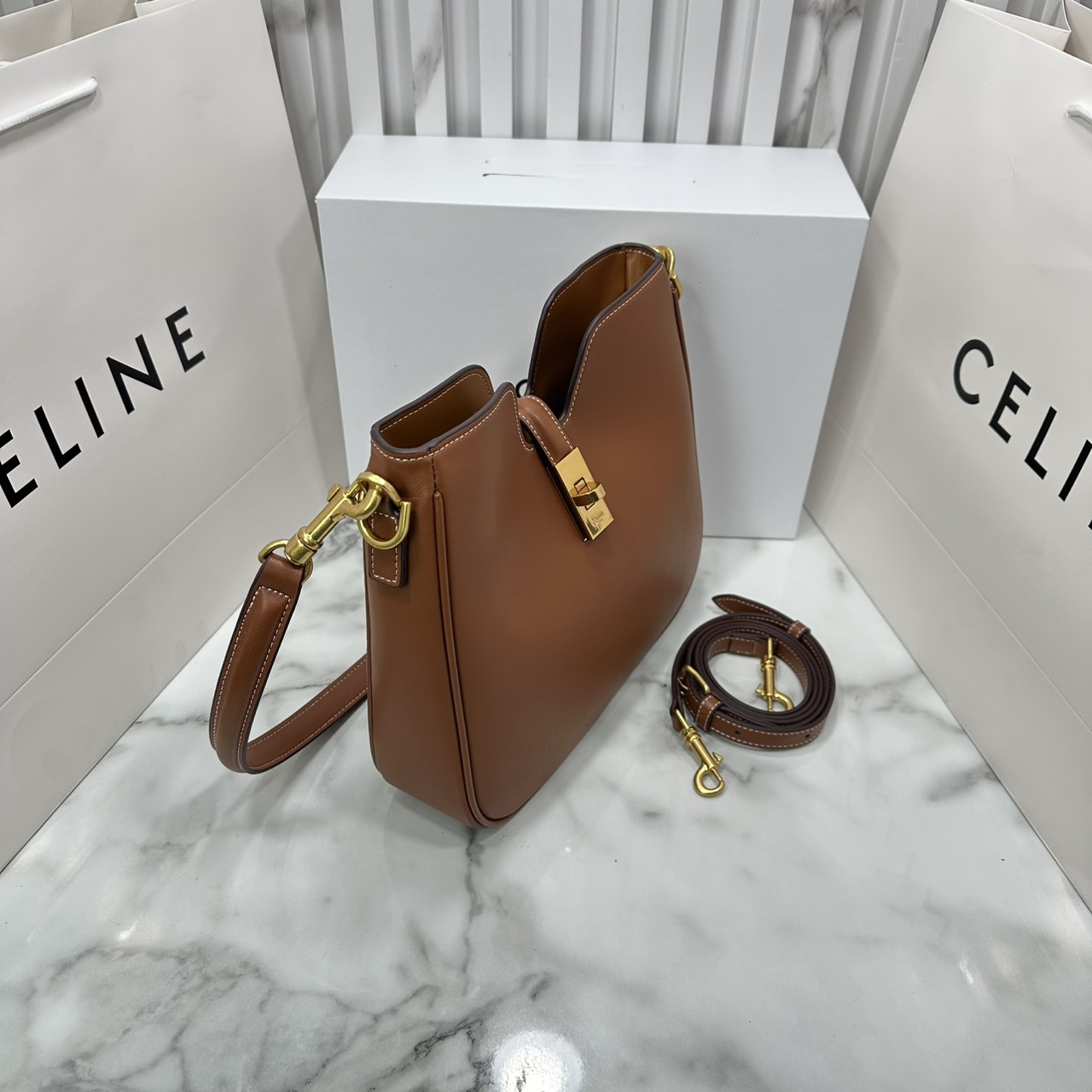 ORI หนังแท้ | CELINE SMALL CAMILLE 16 SOFT BAG IN SMOOTH LEATHER กระเป๋าสะพายรุ่นใหม่ล่าสุดของไลน์ 16 soft รูปทรงแบบโฮโบที่มาพร้อมดีไซน์ที่ใช้งานได้จริง หรูหราและโดดเด่น ฝาพับหนังกับตัวปิดแบบ Turnlock สีทองรูปทรงคล้ายอัญมณี