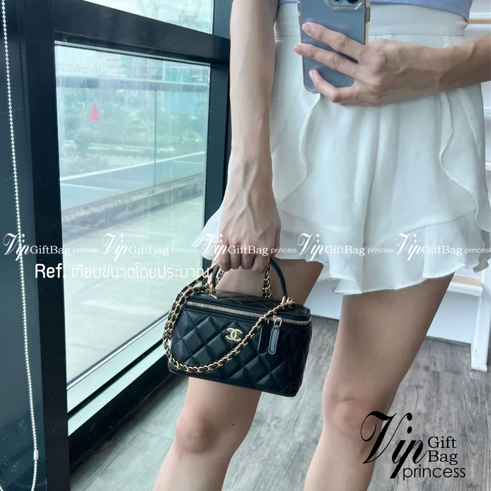 CHANEL VANITY Handle / Chanel vanity with chain and top handle กระเป๋าทรงกล่อง Vanity ซีซั่นใหม่ล่าสุด พร้อมกับหูจับอะไหล่ทอง แต่งโลโก้แบรนด์ สวยหรูมาก หนังฟูสวยใส่โทรศัพท์ได้สบายๆ เลยค่ะ มีช่องสำหรับใส่การ์ด ฮอตสุด น่ารักสุด กระเป๋าทรงกล่องใบเล็กน่ารัก ง