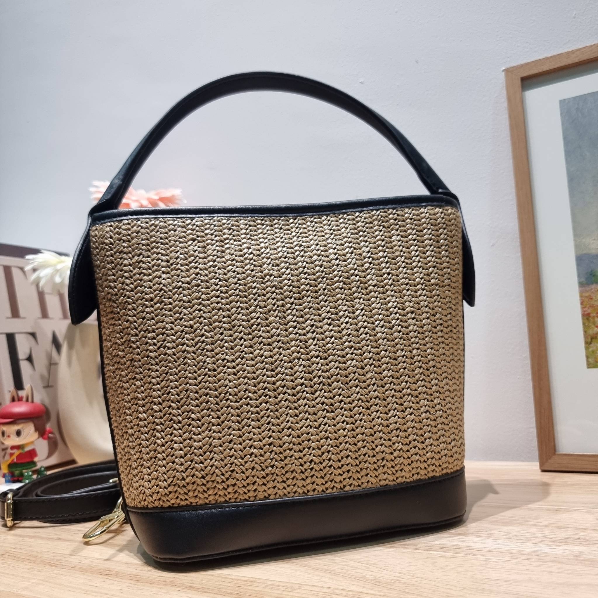 LV PETIT BUCKET BAG ไอเท็มเอ็กซ์คลูซีพจัดมาให้สาวๆโดยเฉพาะ!! กับกระเป๋าสะพายรุ่นลิมิเต็ดหายาก รูปทรงสวยงามสานเต็มใบ และยังโดดเด่นด้วยโลโก้