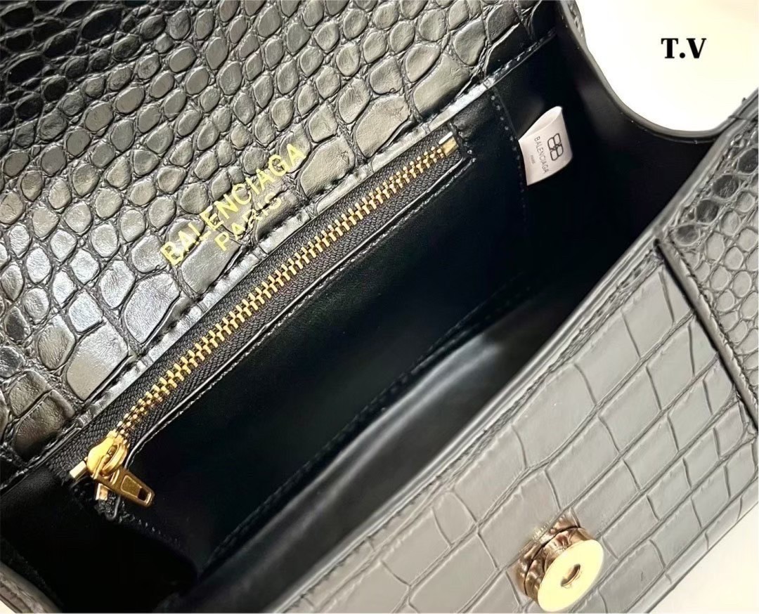 BALENCIAGA Hourglass top-handle tote bag กระเป๋าสะพายแบรนด์หรูซิกเนเจอร์ ที่มาพร้อมดีไซน์โดดเด่น มีความโฉบเฉี่ยว โค้งมนเหมือนพระจันทร์เสี้ยว เพิ่มความสวยสะดุดตาด้วยการตกแต่งอักษร B เมทัลลิก