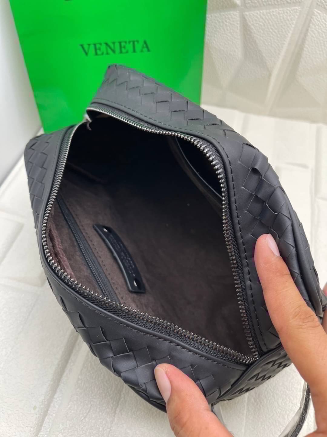 1Zip Bottega Veneta Intrecciato Travel Pouch กระเป๋าทรงพอชพร้อมหูจับในตัว รุ่นยอดนิยม สวยหรูคลาสสิค ดีไซน์หนังสานตารางโดดเด่นเป็นเอกลักษณ์ที่คงความเรียบหรูดูแพงไว้อย่างลงตัว กิมมิคที่ใครๆก็อยากเป็นเจ้าของ ที่มีทั้งความหรูหราและสปอร์ตในตัว