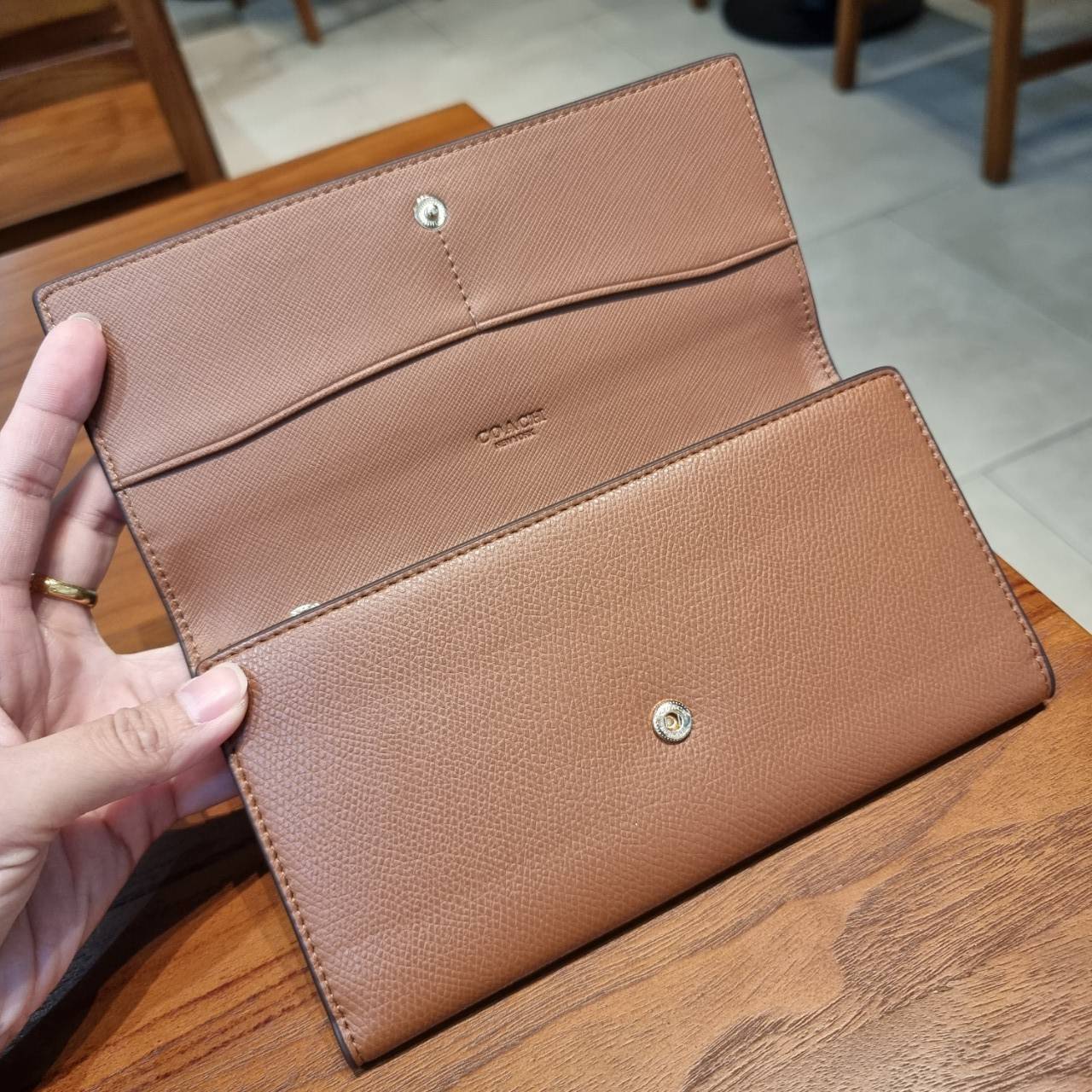 COACH F53763 TRIFOLD WALLET IN SIGNATURE กลับมาแล้วจ้า!! รุ่นขายดี!! 💓 ดีไซน์ใหม่ กระเป๋าสตางค์ใบยาว แถมที่ห้อยใส่บัตรแยกให้ (ถอดออกได้) น่ารักมากๆ ใช้งานง่าย เปิด-ปิดด้วยกระดุม ภายในใส่ธนบัตร ใส่บัตรได้เยอะ ใส่มือถือได้ไปอีก!! จุใจสุดๆ บอกเลยว่าใ
