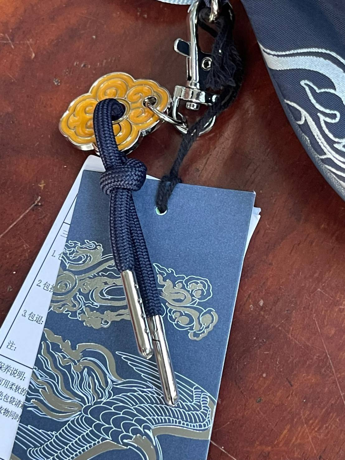 KIPLING X YONGLE PALACE COLLECTION รุ่น FRESH CROSSBODY BAGS กระเป๋าคาดอกรุ่นนี้เป็นการเฉลิมฉลองพระราชวังที่มีประวัติอันแสนยาวนานนับร้อยๆปีจากประเทศจีน ด้วยลวดลายด้านหน้าที่ออกแบบมาอย่างเป็นเอกลักษณ์สวยงามมีมนต์ขลัง ขนาดของกระเป๋าคาดอกใบนี้ทำให้คุณรู้สึกค