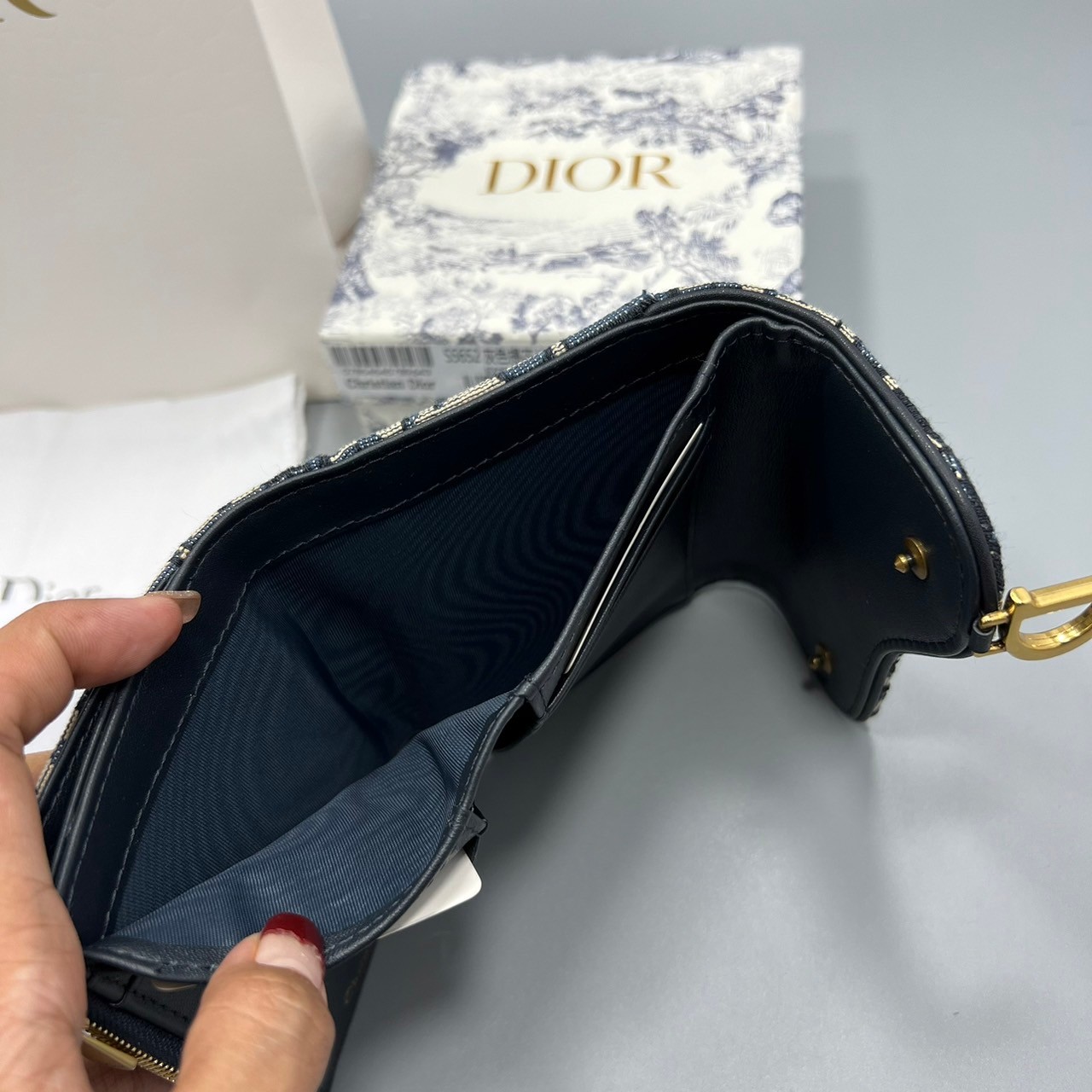 TopORI DIOR SADDLE LOTUS WALLET Oblique Jacquard / Dior wallet กระเป๋าสตางค์ 3 พับ พร้อมส่ง 2 สี **สินค้าเกรดท็อปออริจินอล 1:1 สลับแท้ งานสวยตามรูป ภาพถ่ายจากงานขายจริง ใช้งานต่างประเทศได้