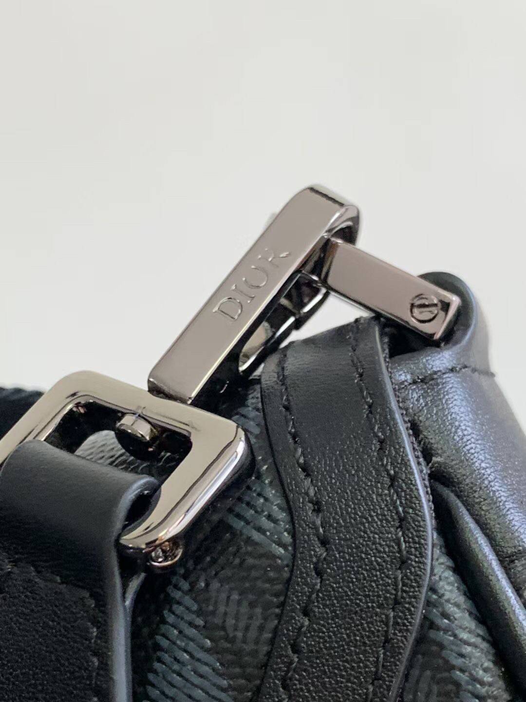 MINI DIOR HIT THE ROAD BAG / Dior Mini Messenger Bag / CD Diamond Messenger Bag ท็อปออริสลับแท้ เกรดดีสุด พร้อมส่ง กระเป๋าสะพาย รุ่นใหม่ล่าสุดคอล Summer 2023 ที่หนุ่มๆไม่ควรพลาด สวยหรูหราเป็นเอกลักษณ์แบรนด์