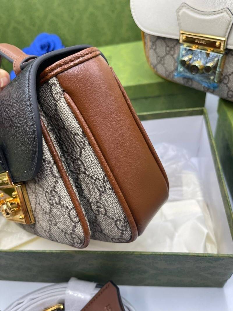 VIP GIFT 】หนังแท้ GUCCI mini Padlock bag GG Supreme canvas หนึ่งในแบรนด์เนมยอดฮิตระดับโลกที่สายแฟชั่นตัวจริงต้องมีสักใบในตู้ เพราะเป็นแบรนด์ที่เหล่าบรรดาเซเลปและดาราใช้กันเยอะมาก รุ่นก็เป็นอีกหนึ่งใบที่คุ้มค่าคุ้มราคามากค่ะ ด้วยดีไซน์ที่ใช้งานได้หลายโอกาส