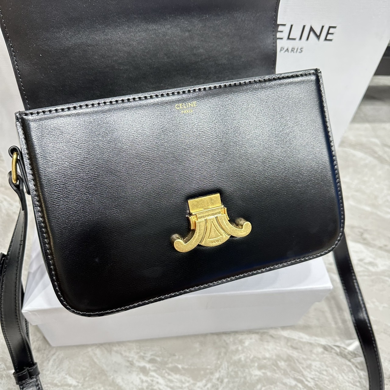 ORI หนังแท้ | 9" CELINE CLASSIQUE TRIOMPHE bag in natural leather กระเป๋าสะพายรุ่นยอดนิยม ด้วยรูปทรงสี่เหลี่ยมผืนผ้า ดีไซน์คล่องตัวถ่ายทอดให้เห็นถึงแก่นแท้ของสไตล์