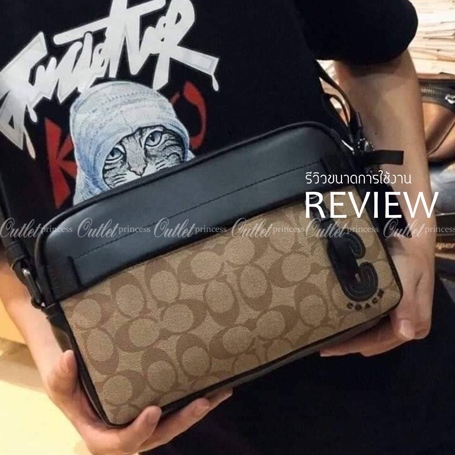 COACH EDGE CROSSBODY IN SIGNATURE CANVAS กระเป๋าสะพายครอสบอดี้ร์ วัสดุหนังแท้ หนังนิ่มอย่างดีค่ะ ด้านหน้ามีช่องซิปซ่อนให้หนึ่งช่อง เปิดปิดช่องหลักแบบซิปคู่ภายในกว้าง ใส่ของได้จุเลยนะคะ มีช่องซิปและช่องเล็กให้อีก2ช่อง;ด้านหลังกระเป๋าเป็นช่องโล่งใส่ของอีกช่