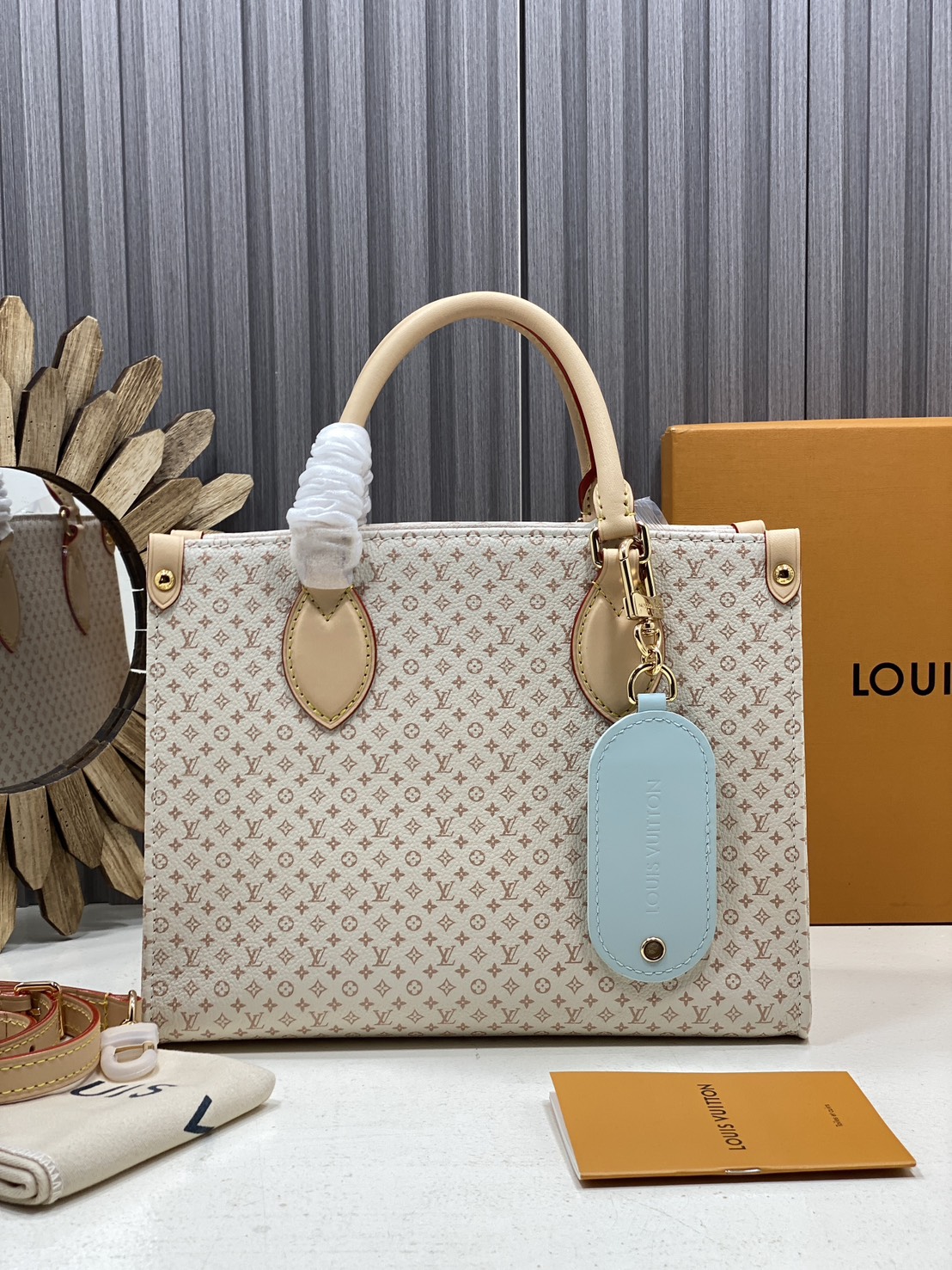 TOP ORI หนังแท้ | LV OnTheGo PM bag Azure Blue/Sand Beige กระเป๋าสะพายทรงโท้ท ในคอลเลกชัน LV Romance หนังแท้หรูหราประดับชาร์มแท็กกระเป๋าเดินทางมีชีวิตชีวา