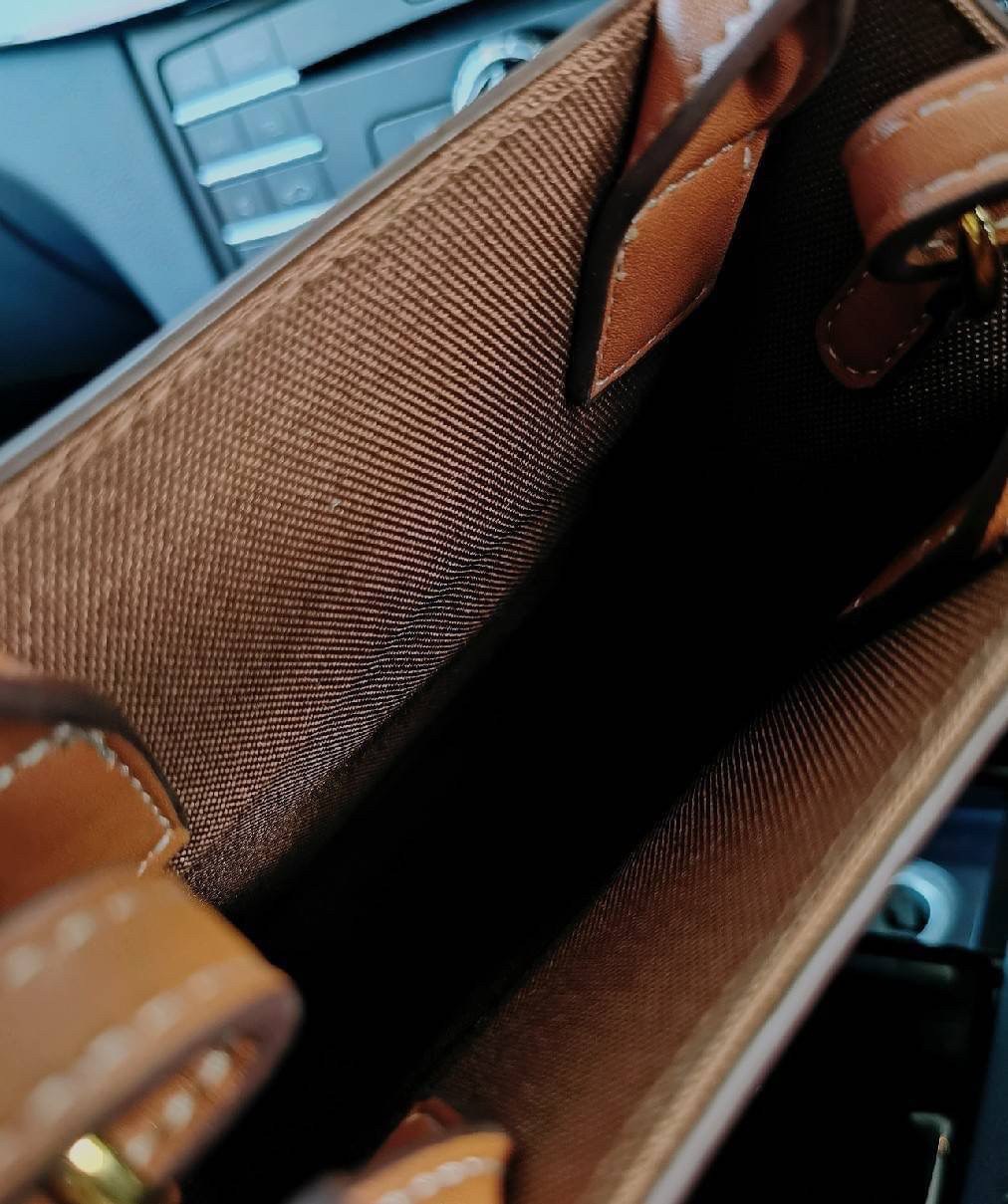 CELINE MINI HAND CARRY AND CROSSBODY BAG VIP GIFT WITH PURCHASE (GWP) พรีเมี่ยมกิ๊ฟ Limited จาก CELINE HAUTE PARFUME DUTYFREE COUNTER วัสดุ COATED CANVAS ดีไซน์ทรงเหลี่ยมสวยหรูสุดคลาสสิคในสไตล์สาว Lisa