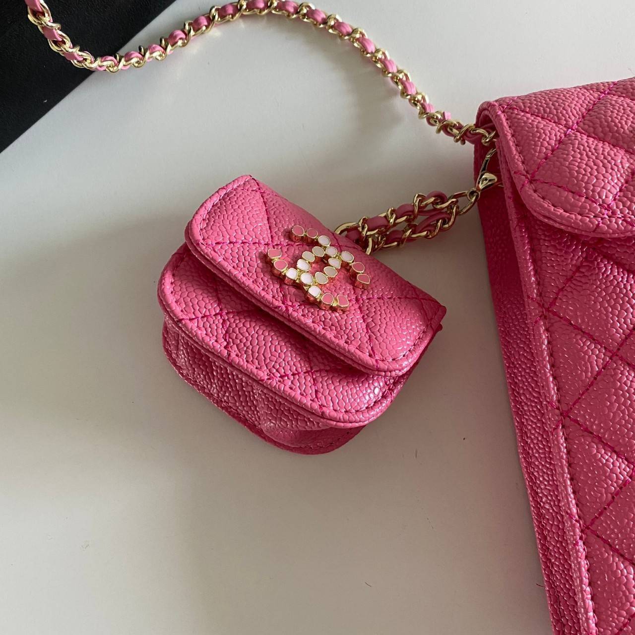 พรีเมี่ยมกิ๊ฟแท้ 100% 】หนังแท้ CHANEL PHONE BAG มาแล้วๆ น่ารักสุดๆ ใส่iPhone pro max ได้สบาย หนังคาเวียร์ ใบเล็กถอดแยกได้ ใส่พวงกุญแจเก๋ได้เลย