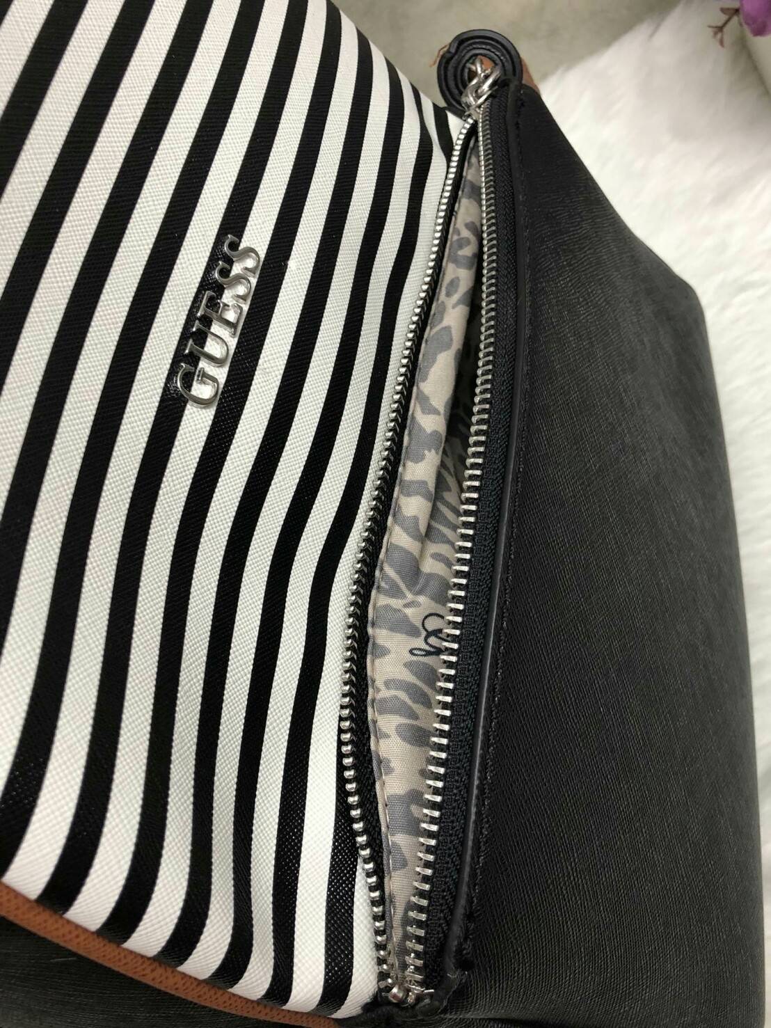 GUESS Women’s Backpack New arrival จากแบรนด์ GUESS รุ่นหายากค่ะ - กระเป๋าเป้สะพายหลัง วัสดุหนังลาย saffiano - ด้าานหน้ามี logo brand, มีช่องซิปมาพร้อมพู่สะดวกใช้ - เปิดปิดกระเป๋าแบบซิปคู่ หู้หิ้วหนัง - ภายในกระเป๋าโล่งกว้าง จะได้เยอะค่ะ มีช่องซิปเล็กอีก 1