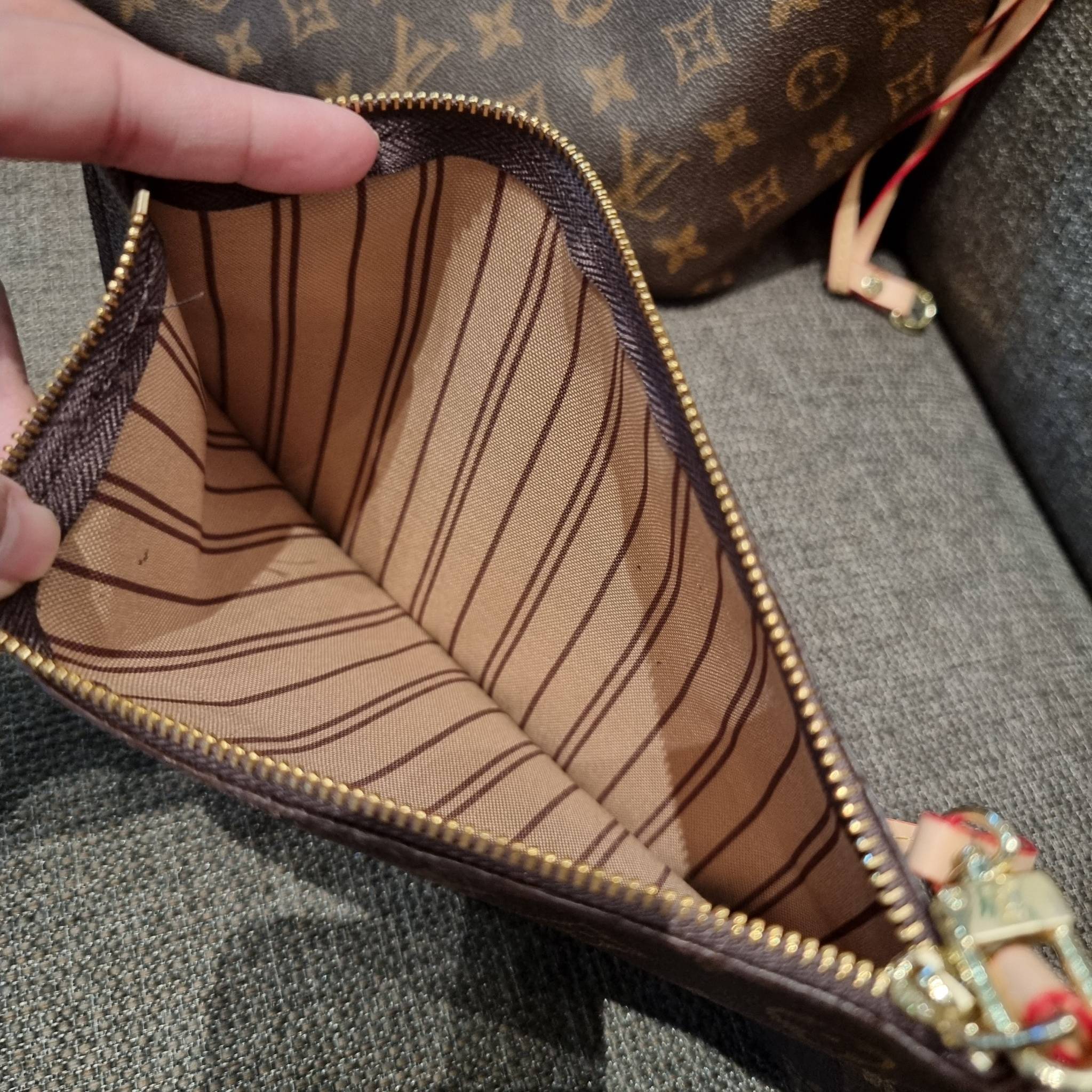 LV 2IN1 TOTE SET กระเป๋าสะพายไหล่ใบใหญ่ทรง tote มาพร้อมใบลูก คลาสสิคที่สุด เป็รอีกรุ่นที่มีคนใช้กันทั่วบ้านทั่วเมือง ฮิตแบบไม่ต้องพูดเยอะ วัสดุหนังแคนวาสปั๊มลายเต็มใบ ปากกระเป๋ามีหูเกี่ยว ด้านข้างมีหนังรูดเก็บทรงได้ ภายในโล่งกว้างมากๆ มีช่องซิปแยกให้ ใบเล