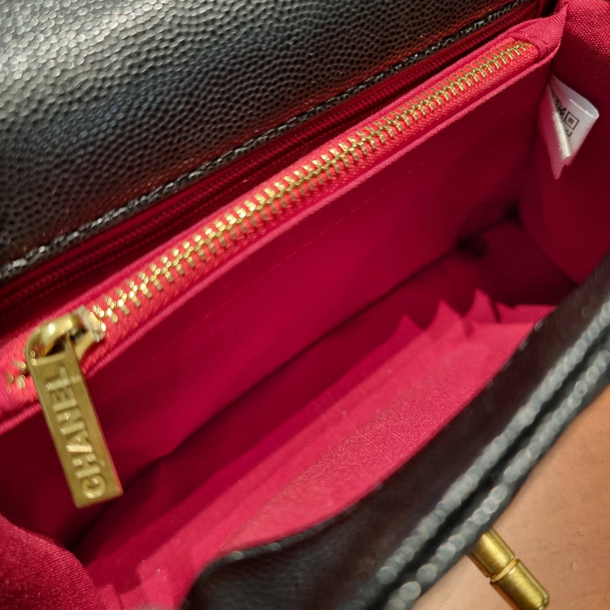 VIP 】รุ่นยอดฮิตตลอดกาล ไซส์กำลังสวย!! จากแบรนด์ Chanel กระเป๋าถือ/สะพาย หนังลายคาเวียร์ โลโก้เด่นชัด เปิด-ปิดกระเป๋าด้วยตัวบิดล็อค อะไหล่สีทองหรู ทรงสวยผู้ดี ภายในกระเป๋ามีช่องโล่งกว้างจุของได้พอสมควร มีช่องซิปแบ่งสัดส่วน ด้านหลังมีช่องเก็บของจุกจิกอีก 1 