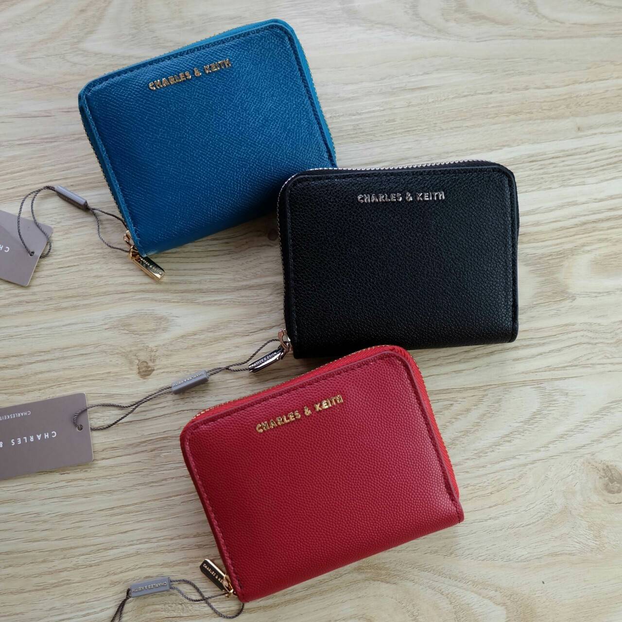 Charles & Keith Basic Square Wallet กระเป๋าสตางค์ใบสั้นซิปรอบ เปิด - ปิดกระเป๋าด้วยซิป ด้านในมีช่องใส่บัตร ช่องใส่ธนบัตร และช่องซิปใส่เหรียญค่ะ