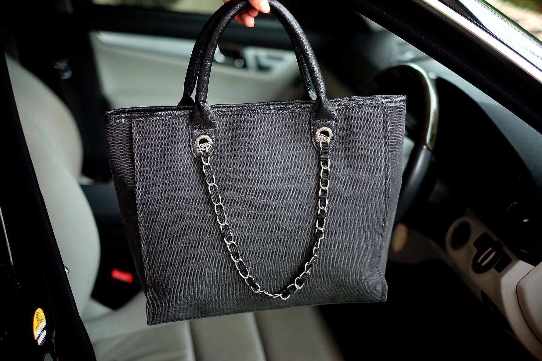 สินค้าขายดีที่สุดในสองปี **กลับมาอีกแล้วคะ งาน พรีเมี่ยมกิ้ฟจากแบรนด์ Chanel กระเป๋า ทรง Tote ผ้า canvas เนื้อหนาอย่างดี มีซับใน ด้านหน้าเพ้นโลโก้แบรนด์หรู **จุดเด่นที่ หูจับมี 2 แบบคือ แบบสายหนัง และ โซ่ สามารถ สะพายไหล่ได้คะ ใบใหญุจุของคุ้ม แต่น้ำหนักเบ