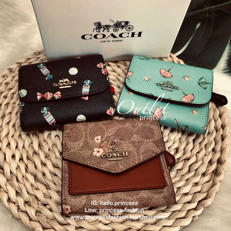COACH SHOT WALLET BAG กระเป๋าสตางค์ใบสั้น วัสดุหนังแกะสวย ลายน่ารัก ขนาดกำลังดี เปิดปิดกระเป๋าแบบกระดุม ข้างในมีช่องใส่ธนบัตรตามยาวได้ ช่องใส่บัตรต่างๆได้ถึง 9 ใบ พร้อมช่องซิปด้านหลังใส่เหรียญหนึ่งช่องค่ะ เป็นอีกรุ่นที่น่าใช้