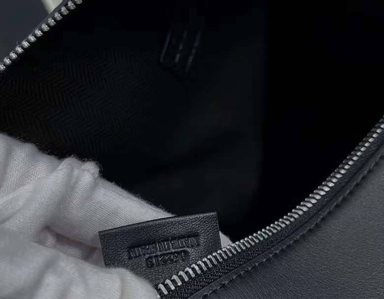 LOEWE Cubi leather crossbody bag / LOEWE IN SUPPLE SMOOTH CALFSKIN CUBI CROSSBODY BAG พร้อมส่ง **สินค้าเกรดท็อปออริจินอล 1:1 เกรดดีสุด สลับแท้ ใช้งานต่างประเทศได้