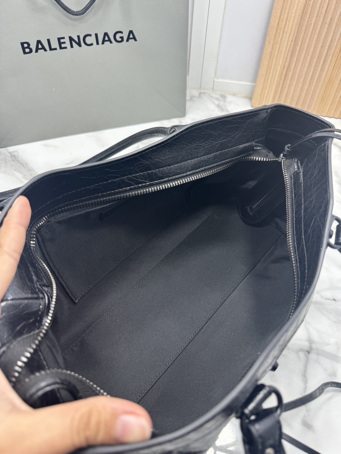 ORI หนังแท้ | Balenciaga Le City Bag East-west Bag 32cm กระเป๋าถือ/สะพายข้างทรงยาวดีไซน์โดดเด่นสวยเท่ล้ำสมัย ที่สุดแห่งความไอคอนิกไม่เหมือนใคร มีกิมมิคและลูกเล่นแพรวพราว