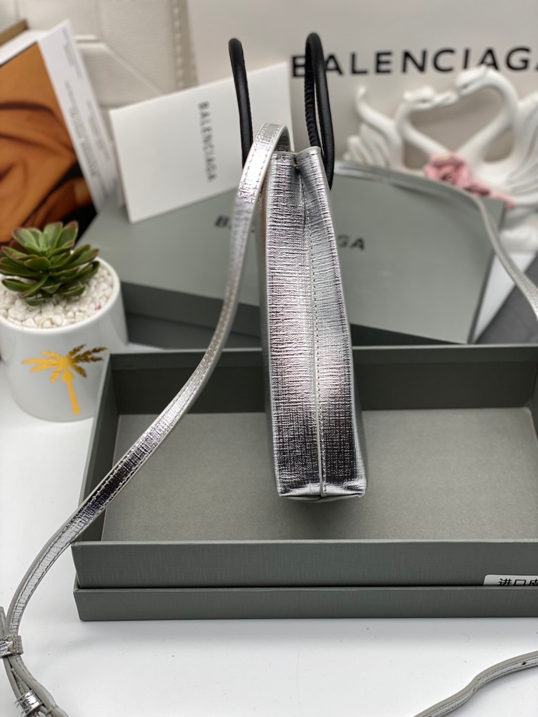 หนังแท้ BALENCIAGA Shopping Phone Pouch leather tote พกกระเป๋าช้อปปิ้งขนาดมินิ ไปทุกที่ในฤดูกาลนี้ ดีไซน์ที่ใช้ได้ทุกวันตั้งแต่หนังแบบมีเท็กซ์เจอร์ ภาพสินค้าถ่ายจากงานขายจริง ใช้งานต่างประเทศได้