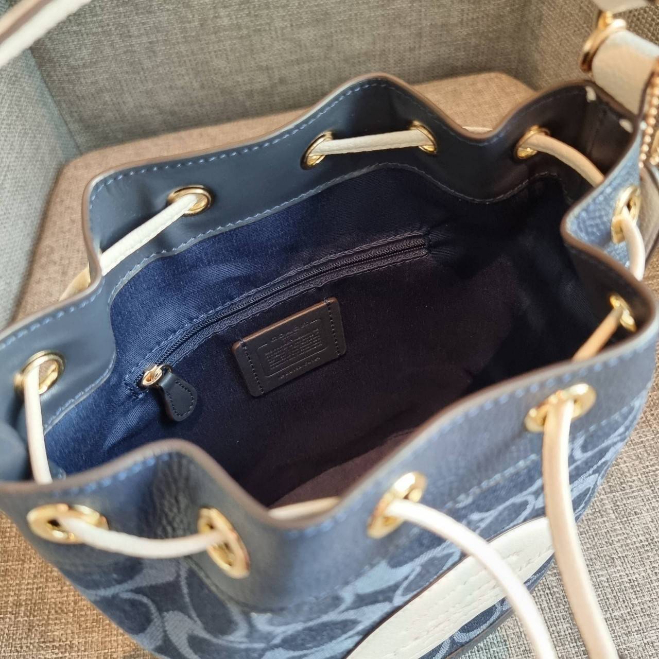 OUTLET 】COACH DEMPSEY DRAWSTRING BUCKET BAG IN SIGNATURE JACQUARD WITH STRIPE AND COACH PATCH C4101 C4102 พี่สาวใบใหญ่สุดสวยมาแล้วจ้า!! กระเป๋าทรงถังไซส์ใหญ่ ที่สาวๆรอคอย ใช้งานง่ายด้วยการรูดหนังปิดรอบปากกระเป๋า ทุกอย่างลงตัวที่สุด!! โดดเด่นด้วยลวดลายสีสั