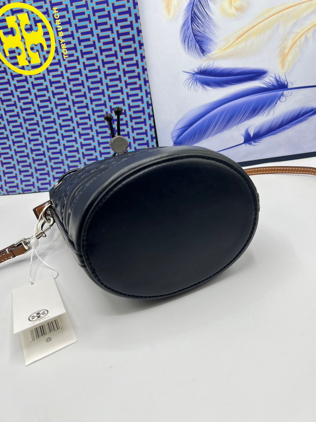 6 สี Tory Burch Puffy Mini / Tory burch T Monogram Puffy Patent Mini Bucket Bag / Tory Bucket Bag กระเป๋าบัคเกต size เล็ก โดดเด่นด้วยโลโก้ตัวนูนปั๊มด้านหน้า