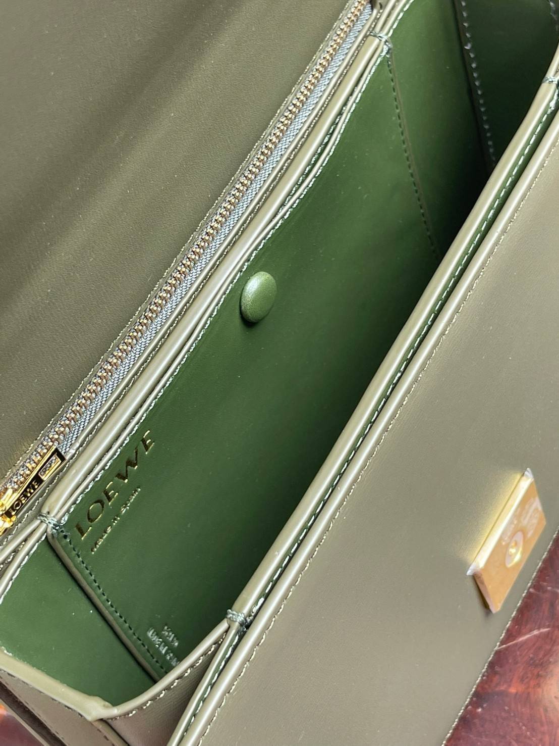 Medium : LOEWE Goya anagram leather shoulder bag กระเป๋าทรง GOYA รูปทรงกล่องอันคลาสสิกที่มาพร้อมรายละเอียดอันน่าค้นหา พร้อมด้วยโครงสร้างที่เปี่ยมไปด้วยสเน่ห์น่าค้นหา มีช่องใส่ของขนาดกว้างและเป็นทรงทำให้การจัดการสิ่งของต่างๆ ของสาวๆ นั้นง่ายดายมากยิ่งขึ้น 