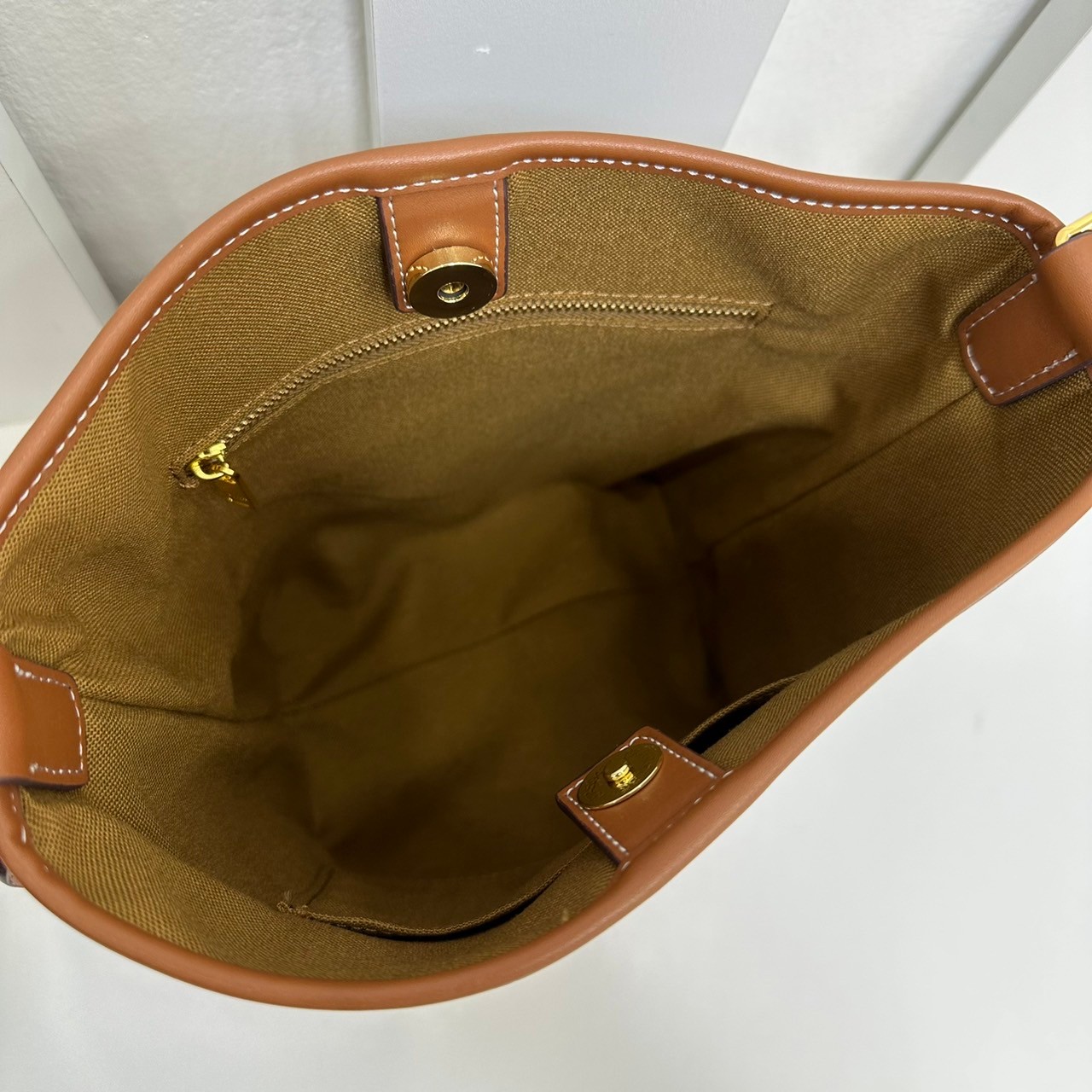 CELINE Small Bucket Bag in Triomphe Canvas 7" กระเป๋าสะพายทรงบัคเก็ต พิเศษพร้อมใบลูกสะดวกใช้งาน โท้ทรุ่นแรกของแบรนด์ที่ได้รับความนิยมมากที่สุด