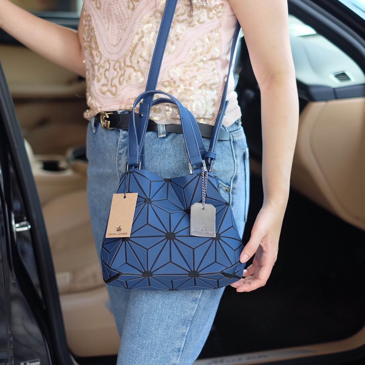 New Collection ka ' Matte Color ' ✨✨ สีด้าน มีให้เลือกถึง 4 สี 🍭🍭แถมยังลาย Limited edition หายาก 👍ปรับทรงได้ 2 แบบ น่ารักมาก จากแบรนด์ David Jones กระเป๋าสะพายข้างดีไซน์เกร๋มาก สีสวยหรูมาก ขนาดกะลังดีเลย น้ำ