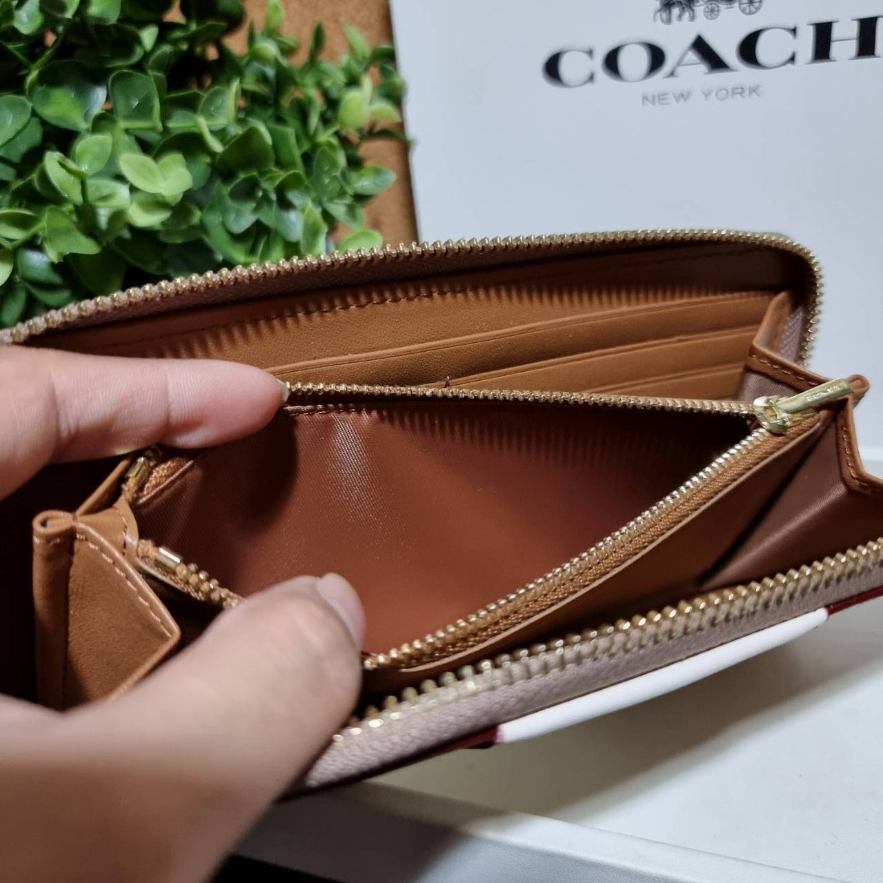 ของแท้ 💯% COACH 31546 ACCORDION ZIP WALLET IN COLORBLOCK SIGNATURE CANVAS กระเป๋าสตางค์ใบยาวรุ่นขายดี!! ขายหมดทุกสี!! 🔥🔥 สาวๆต้องยกให้เป็นไอเท็มที่ขาดไม่ได้เลยน้า วัสดุหนังแคนวาสเคลือบ ภายในเป็นหนังแท้ เปิด-ปิดด้วยซิปรอบ ใส่บัตรได้