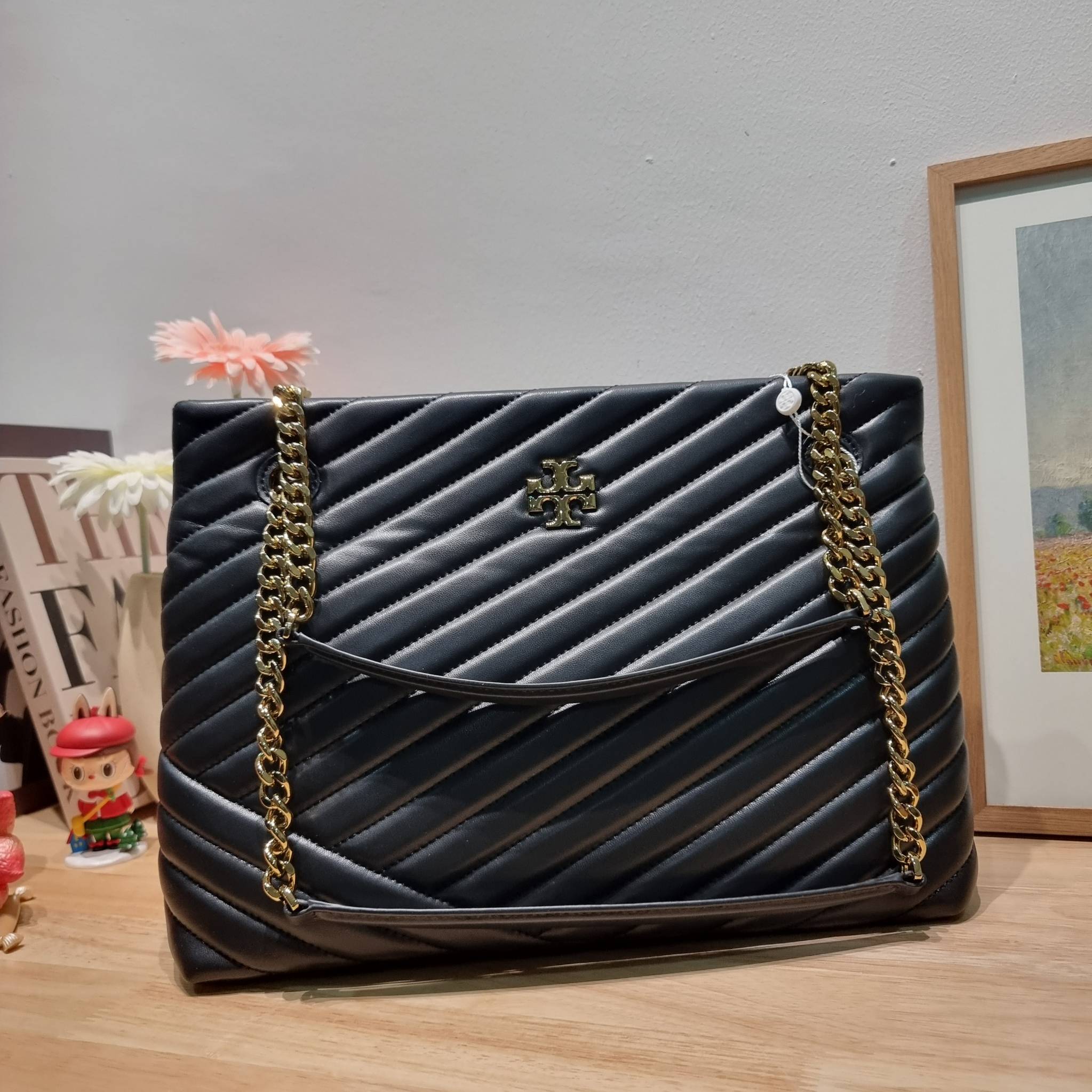 TORY BURCH KIRA CHEVRON TOTE กระเป๋าสะพายรุ่นที่ใครๆก็ต้องมี กับทรงโท้ทไซส์ใหญ่ ใช้ยังไงก็ดูหรู ดีไซน์เฉพาะตัว วัสดุหนังสัมผัสนิ่ม
