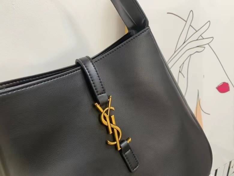 YSL Le 5 a soft hobo bag / YSL Tote 2022 มาใหม่มากก พร้อมส่งที่นี่ที่เดียวเลยค่า กระเป๋าที่สาวๆ ตามหากันหนักจริงๆ ตามรอยคุมโรเซ่ไปเลยค่าา งานเกรดออริจินอล หนังซอร์ฟสวย ภาพสินค้าถ่ายจากงานขายจริง ใช้งานต่างประเทศได้