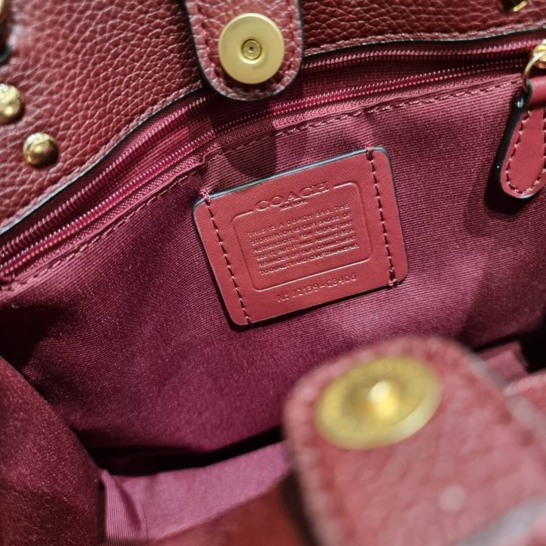 COACH C8406 DEMPSEY TOTE 22 IN SIGNATURE JACQUARD WITH STRIPE AND COACH PATCH คอลเลคชั่นใหม่ พร้อมส่งสีใหม่สุดปัง สวยคม ละมุนและมีความหรูในตัว กับกระเป๋าทรงโท้ท ไซส์กำลังสวย น่ารักน่าใช้ ฟังก์ชั่นการใช้งานสะดวกที่สุด มีทั้งสายคล้องในตัว และสายครอสบอดี้ วั