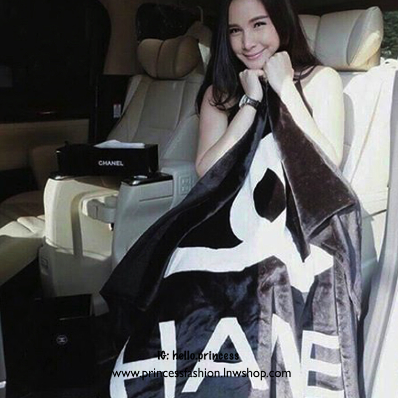 Chanel Blanket ต้อนรับหน้าหนาวนี้!!! กับผ้าห่ม Chanel ขนาดพกพา เนื้อผ้าขนสำลีหนานุ่ม ทูโทนขาวดำคลาสสิก ทรงสี่เหลี่ยมผืนผ้า เนื้อผ้านิ่ม ใช้เป็นผ้าห่มหรือผ้าคลุมเตียง คลุมเบาะก็ได้ค่ะ รีบจับจองกันเลยนะคะ