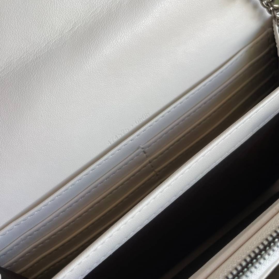 หนังแท้ GG Marmont matelassé mini bag พร้อมส่งที่ไทย GUCCI Wallet on Chain ภาพสินค้าถ่ายจากงานขายจริง รุ่นนี้หนังสวยมากค่ะ ละมุนที่สุด ใส่บัตร ใส่แบงค์ได้ รับรองว่าจะเป็นกระเป๋าที่จะหยิบใช้งานได้บ่อยๆ รับประกันความสวยปังค่าาา