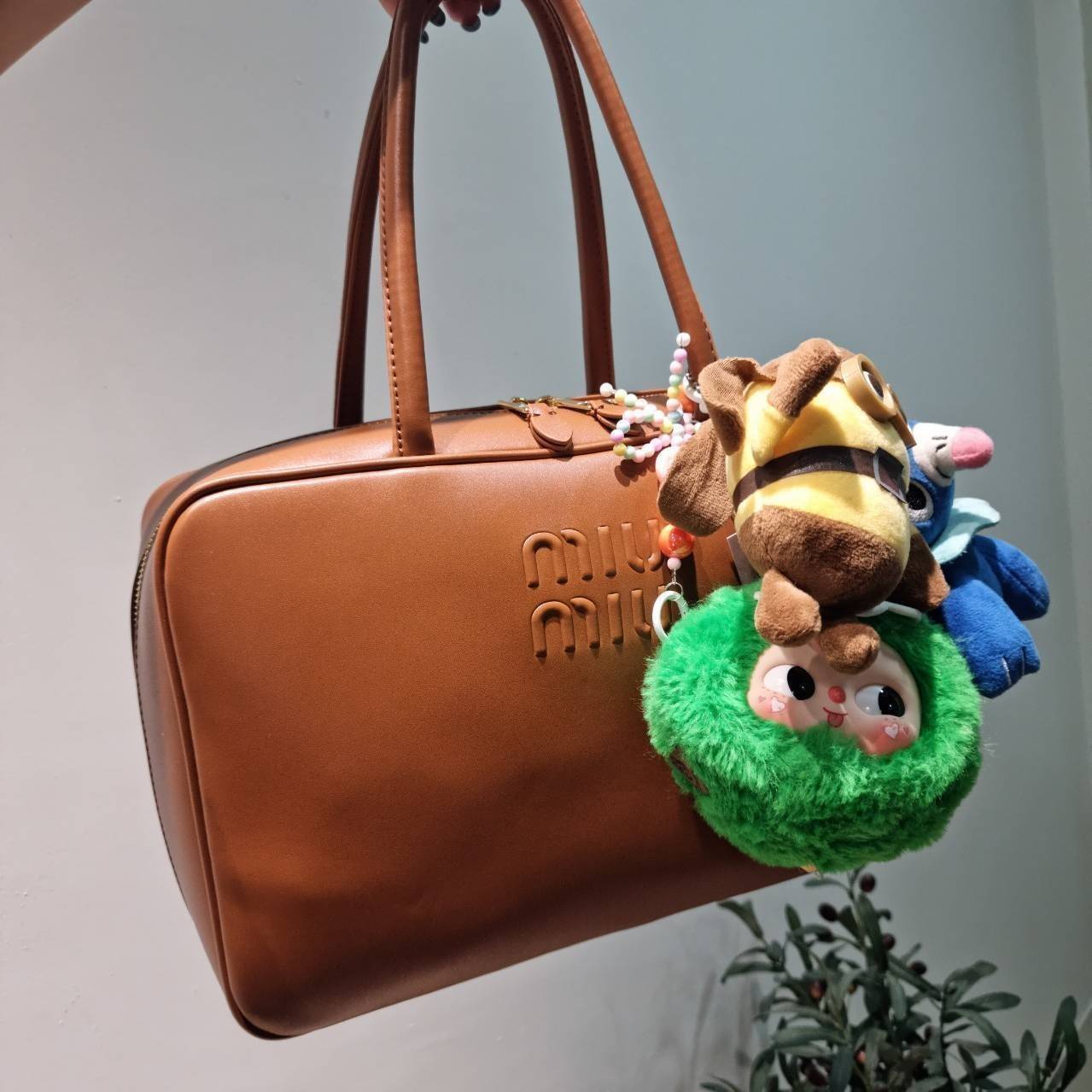 MIU MIU LEATHER BEAU BAG กระเป๋าถือรุ่นสุดจึ้ง ที่ไม่มีตอนนี้คือพลาด ดีไซน์เรียบแต่มากมีอยู่จริง สวยดูแพง หูจับในตัวง่ายและสะดวกพกพา เพียงแค่คล้องไหล่ ขนาดใหญ่จุของได้แบบสบายๆ