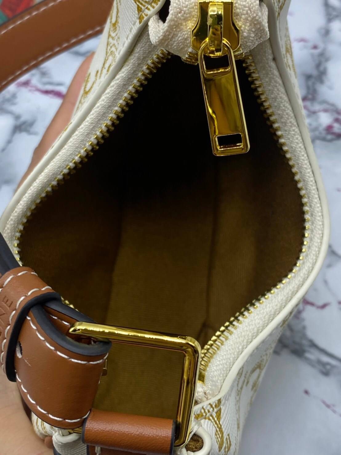 VIP 】หนังแท้ CELINE MINI AVA IN TRIOMPHE CANVAS AND CALFSKIN TAN กระเป๋าถือ/คล้องไหล่ ขนาดมินิน่ารัก สาวๆสายคิ้วตี้ไม่ควรพลาดเลยค่าา น่ารักมากกๆๆ แต่ยังคงเรียบหรูและคลาสสิก ทั้งลายที่แสนโดดเด่น และสายแบบเข็มขัดก็เข้ากันได้ดีสุด ๆ ไม่มีโลโก้ใด ๆ ประทับอยู่