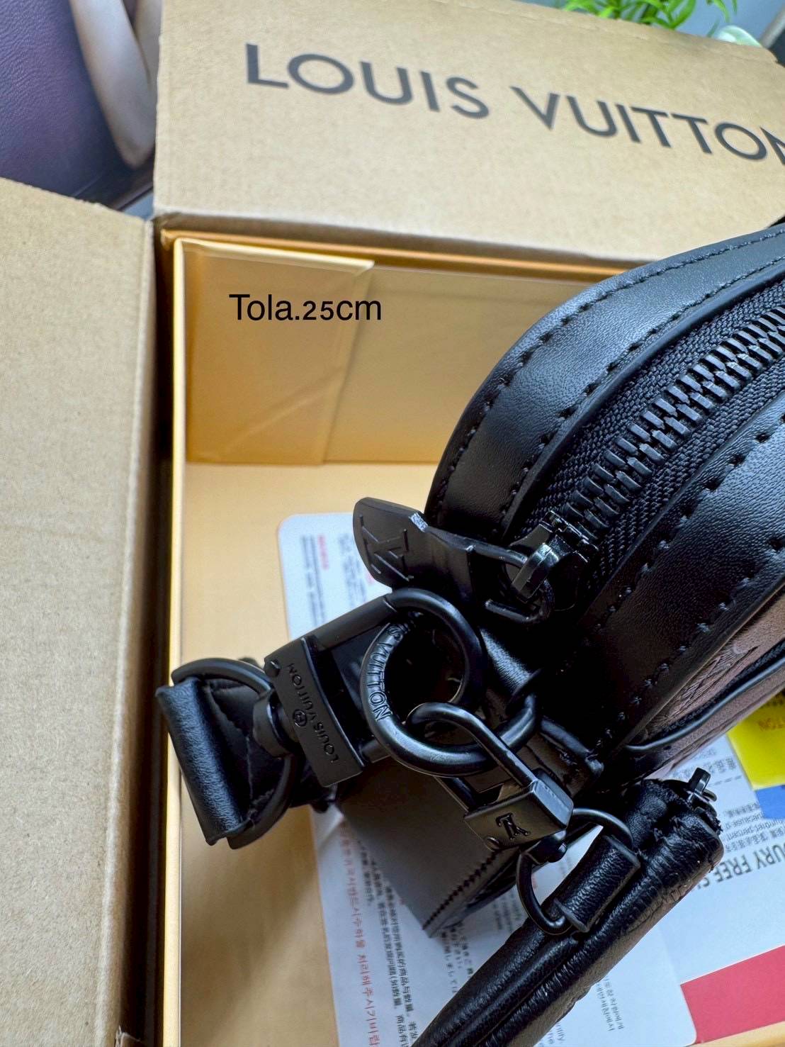 LV Trio Messenger bag Monogram-embossed กระเป๋าสะพายทรงแมสเซ็นเจอร์ ดีไซน์ทันสมัยในโทนสีสปอร์ต สีดำสุดคลาสสิกไฮคลาสอย่างลง ไอเท็มที่หนุ่มๆต้องไม่พลาด