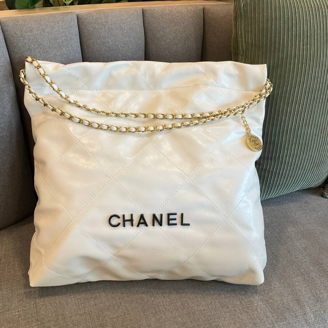 CHANEL 22 LEATHER HANDBAG พร้อมส่ง 2 สี ทรงยอดฮิตในปี 2023 กระเป๋าหิ้วหรือคล้องไหล่ได้ หนังอย่างดี หนังนิ่มมากๆ ยืดยุ่นได้ดีมีความทนทาน